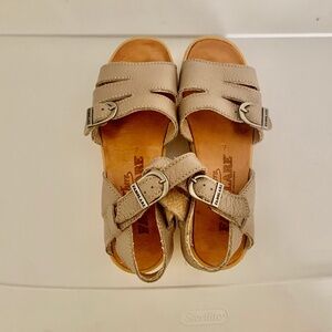 FAMOLARE HONEY BUCKLE "Get There" SANDALS